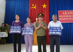Đại tá Bùi Hữu Danh, Trưởng Công an TP.Biên Hòa trao bảng xây dựng nhà “Đại đoàn kết” cho các địa phương