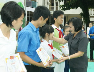 Cô Nguyễn Thị Ngọc Dung trao giấy khen cho tập thể và cá nhân đạt thành tích xuất sắc trong hoạt động hè