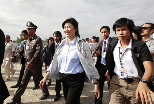Thủ tướng Thái Lan Yingluck Shinawatra đi thăm vùng lũ ở Navanakorn