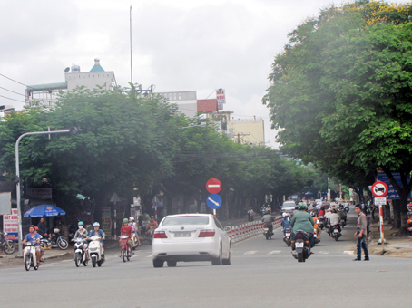 Đường Huỳnh Văn Nghệ giáp ranh với đường Cách Mạng Tháng Tám, nhưng có  giá đất chênh nhau 15 triệu đồng/m2. Ảnh: H. Giang