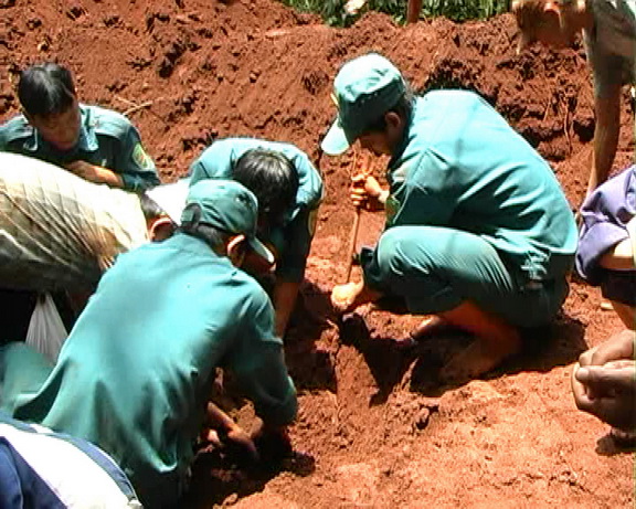 Lực lượng Công binh đang khai quật mộ Liệt sĩ tập thể