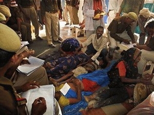 Các nạn nhân trong một vụ giẫm đạp tại một ngôi đền thuộc quận Pratapgarh, Ấn Độ.