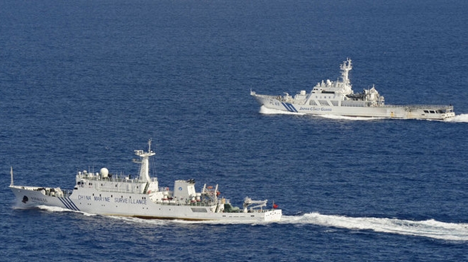 Tàu Nhật Bản và tàu Trung Quốc gần đảo Senkaku- Điếu Ngư - Ảnh- Kyodo