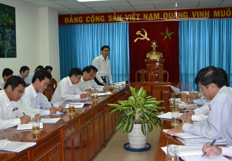Phó chủ tịch của UBND tỉnh Trần Văn Vĩnh đang phát biểu tại buổi làm việc