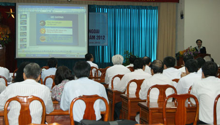 Bà Nguyễn Phương Nga, Thứ trưởng Bộ Ngoại giao và Ngoại ngữ (thuộc Bộ ngoại giao) trình bày tại lớp.