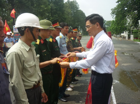 Phó chủ tịch UBND tỉnh Trần Văn Vĩnh tặng cờ lưu niệm cho các đơn vị tham gia hội thao