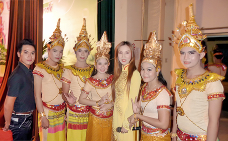 Ca sĩ Khánh Ngân (thứ ba, từ phải qua) trong một buổi biểu diễn.giao lưu với các nghệ sĩ nước bạn Lào. Ảnh: V.Truyên