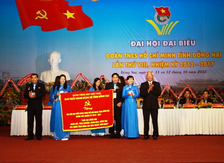 đồng chí Lê Hồng Phương cũng đã trao tặng tuổi trẻ Đồng Nai bức trướng mang dòng chữ “Tuổi trẻ Đồng Nai đoàn kết, tình nguyện, xung kích, sáng tạo xây dựng tỉnh Đồng Nai giàu đẹp, văn minh