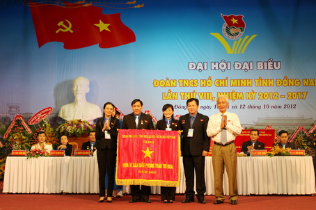 Đồng chí Lê Hồng Phương thay mặt Thủ tưởng Chính phủ tặng cở thi đua xuất sắc cho Tỉnh đoàn.