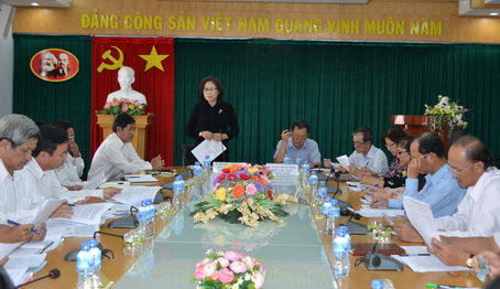 Phó chủ tịch HĐND tỉnh Huỳnh Thị Nga, cùng các thành viên trong đoàn giám sát  làm việc tại Cục Thuế tỉnh 