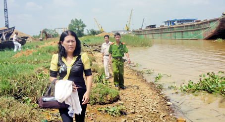 Chị Nguyễn Thị Phương Uyên cùng các thành viên trong Tổ an ninh tự quản và Công an xã Long Tân đi kiểm tra an toàn trên tuyến sông.