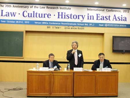 Giáo sư Võ Khánh Vinh (giữa) đang trình bày tham luận về "Luật Biển Việt Nam".