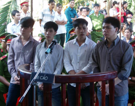 Trung, Mạnh, Vững, Thịnh (từ trái sang) tại phiên xét xử lưu động tại UBND xã Long Giao ngày 21-11.