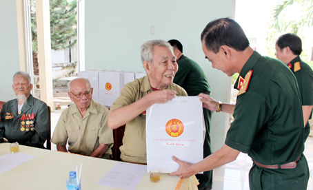 Trung tướng Nguyễn Châu Thanh, Chủ nhiệm Tổng cục Kỹ thuật (Bộ Quốc phòng) tặng quà cho cán bộ lão thành ở huyện Tân Phú.