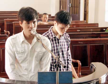 Bị cáo Ngô Đình Sự Nghiệp (trái) và Hoàng Văn Ba tại tòa.