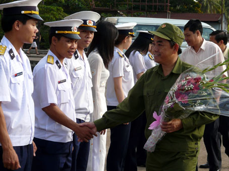 Đồng chí Huỳnh Văn Tới, Trưởng ban Tuyên giáo Tỉnh ủy thăm cán bộ, chiến sĩ hải quân. (Ảnh tư liệu trưng bày tại triển lãm)