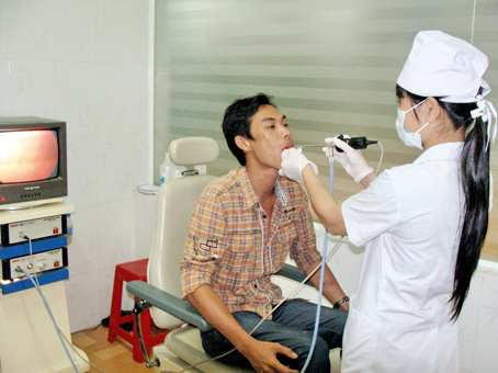 Kiểm tra tình trạng viêm loét miệng cho một bệnh nhân.      