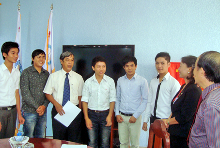 Đồng chí Vy Văn Vũ, Ủy viên Ban TVTU, Chủ tịch Ủy ban MTTQ tỉnh (thứ ba từ trái sang) thăm và chúc tết các lưu sinh viên Campuchia (gốc Việt Nam) đang học tập tại Trường đại học Lạc Hồng. Ảnh: P. Hằng