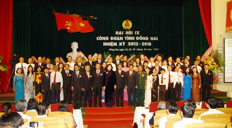 Các đồng chí lãnh đạo tỉnh chụp hình lưu niệm với Ban chấp hành Liên đoàn Lao động tỉnh (nhiệm kỳ 2013-2018)