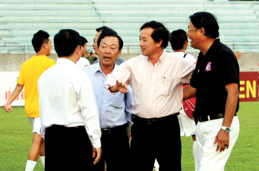 Lãnh đạo tỉnh chia vui cùng lãnh đạo và huấn luyện viên trưởng đội bóng đá Đồng Nai.