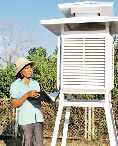 Chị Trần Thị Luyến ở Trạm Khí tượng La Ngà (huyện Định Quán) đo nhiệt độ không khí.