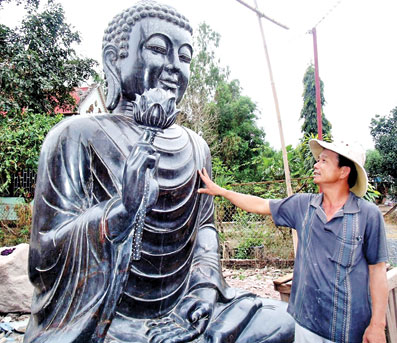 Ông Hồ Văn Trí giới thiệu pho tượng Phật thiền cao gần 4m bằng đá sapphire đen.