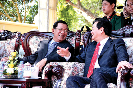  Thủ tướng Hun Sen và Thủ tướng Nguyễn Tấn Dũng trao đổi trong dịp Lễ khánh thành  Khu di tích  lịch sử Đoàn 125 tại Long Giao, Cẩm Mỹ, Đồng Nai.