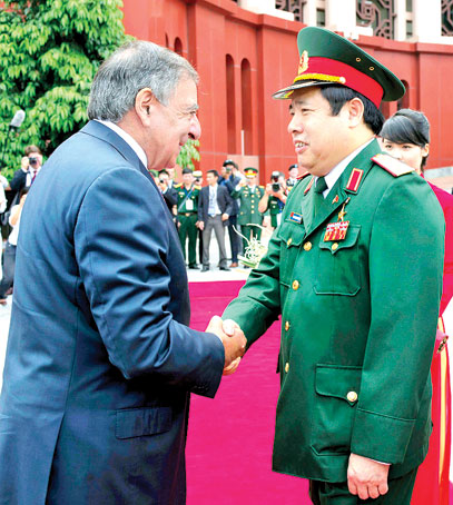 Bộ trưởng Quốc phòng Phùng Quang Thanh tiếp Bộ trưởng Quốc phòng Mỹ Leon Panetta khi ông đến thăm Việt Nam (tháng 6-2012).