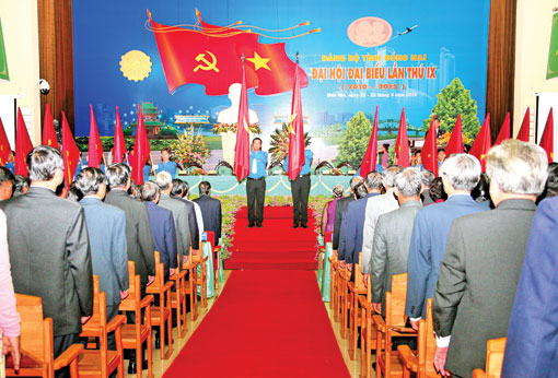 Nghi thức chào cờ khai mạc Đại hội đại biểu Đảng bộ tỉnh Đồng Nai lần thứ IX. Ảnh: Phan Dẫu