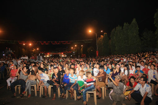 Đông đảo khán giả đến xem Chương trình ca nhạc đặc biệt tại Trung tâm hội nghị và tổ chức sự kiện tỉnh