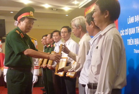 Trung tướng Phạm Văn Dỹ trao bằng khen của Bộ Tư lệnh Quân khu 7 cho các cá nhân, tập thể xuất sắc.