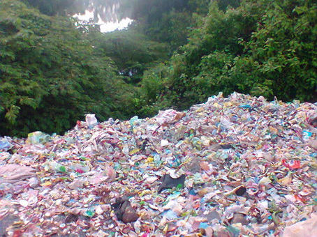 Một số đơn vị thu gom rác Bình Dương đem rác đổ trộm xuống khu vực mỏ đá xã Hóa An (TP. Biên Hòa)