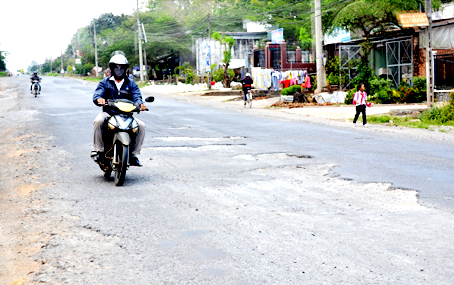 Quốc lộ 20 bị xuống cấp nghiêm trọng nên thường xuyên xuất hiện những ổ gà mới. Trong ảnh: Mặt đường hư hỏng tại khu vực đầu thị trấn Tân Phú.                 Ảnh: V.Nam