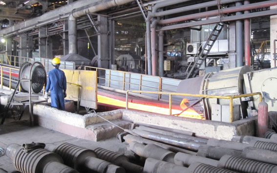 Sản xuất thép tại Công ty cổ phần thép Biên Hòa.