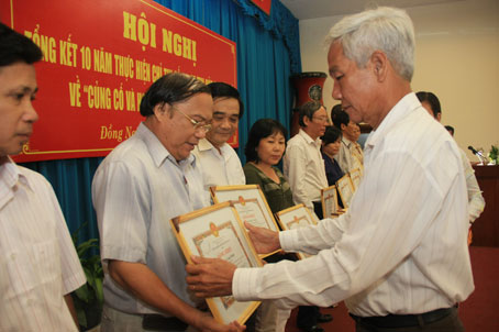 Đồng chí Lê Hồng Phương tặng bằng khen của UBND tỉnh cho các tập thể có thành tích