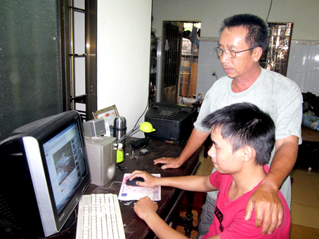 Trung tá Trang Hải Âu và con trai Trang Ngọc Hải cùng thiết kế đồ họa con tàu hải quân hiện đại, với mong muốn con trai mình sẽ nối nghiệp anh.