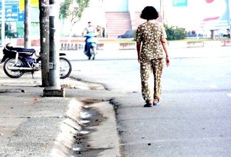 Người đi bộ đi dưới lòng đường (ảnh chụp trên đường Hà Huy Giáp, phường Quyết Thắng, TP.Biên Hòa).