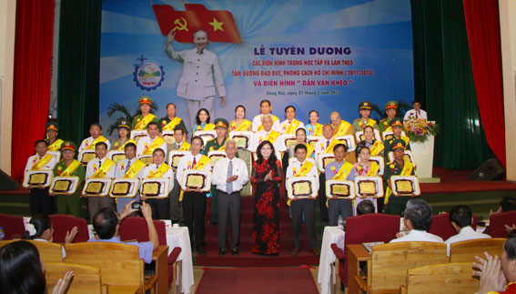 Tỉnh ủy và UBND tỉnh tuyên dương các tập thể và cá nhân điển hình tiên tiến trong học tập và làm theo tấm gương đạo đức Hồ Chí Minh