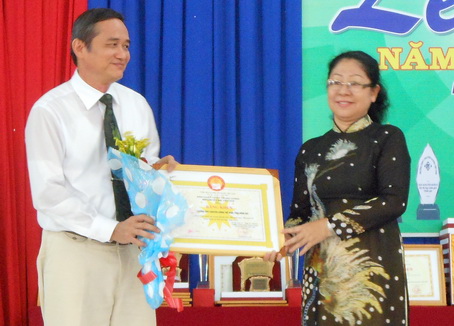 NGND Trần Anh Dũng, Hiệu trưởng nhà trường nhận Bằng khen của Trung ương Hội Khuyến học Việt Nam
