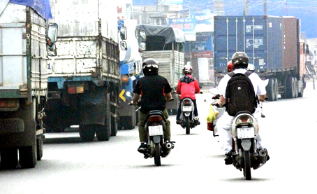  Xe container chở nặng chạy chậm đã gây ùn ứ giao thông trên quốc lộ 1, đoạn qua xã Trà Cổ, huyện Trảng Bom.