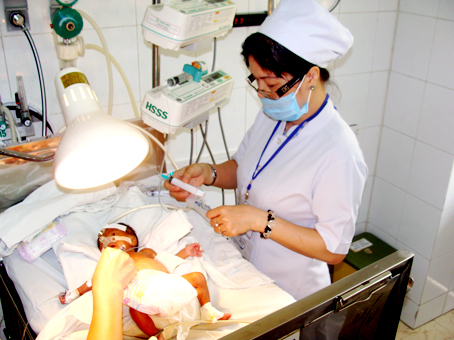 Khói thuốc lá làm cho trẻ dễ bị sinh non. Trong ảnh: Chăm sóc trẻ sinh non ở Bệnh viện nhi đồng Đồng Nai.         