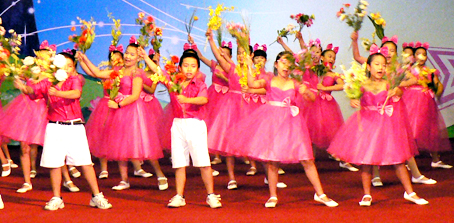 Các em học sinh Biên Hòa biểu diễn văn nghệ mừng hoạt động hè 2013 của tỉnh. Ảnh:C.NGHĨA