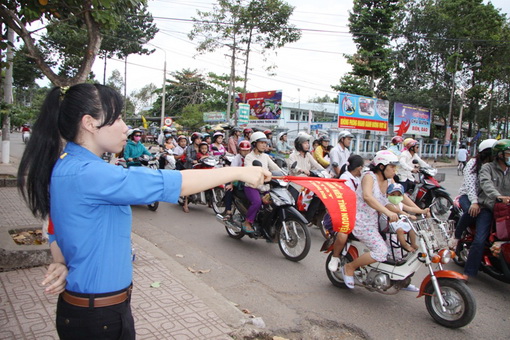 Đội thanh niên tình nguyện huyện Trảng Bom tham gia điều hành giao thông