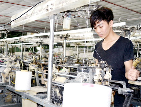 Công nhân đang sản xuất găng tay tại nhà máy của Công ty cổ phần An Phú Thịnh.  