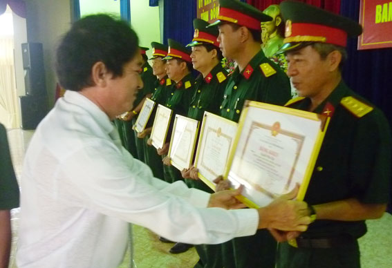 Phó chủ tịch UBND tỉnh Nguyễn Thành Trí tặng bằng khen của UBND tỉnh cho các tập thể, cá nhân xuất sắc trong công tác học tập, đào tạo cán bộ chỉ huy quân sự xã, phường.