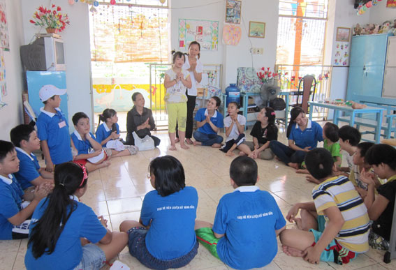 Trẻ khuyết tật giao lưu với các học sinh tiểu học của TP.Biên Hòa