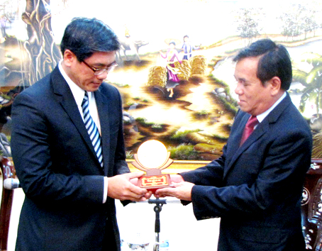 Bí thư Tỉnh ủy Trần Đình Thành trao quà lưu niệm cho Đại sứ Singapore tại Việt Nam Ng Teck Hean. Ảnh: H.GIANG