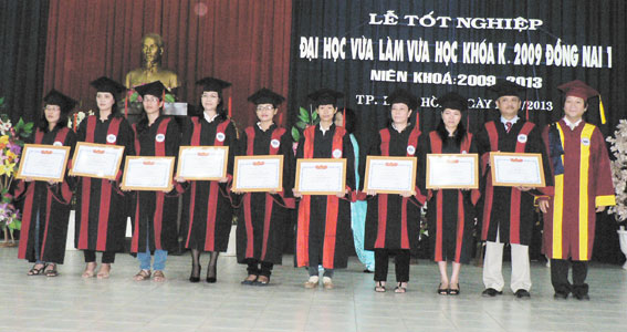 Trao bằng tốt nghiệp cử nhân kinh tế cho 104 học viên