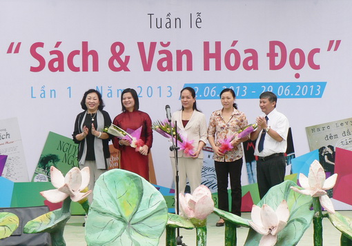 Phó trưởng ban Tuyên giáo Tỉnh ủy Đặng Mạnh Trung tặng hoa cho các đơn vị tài trợ