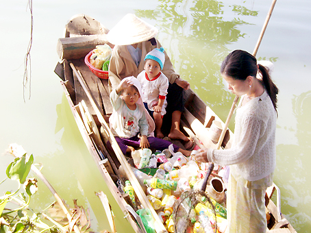 Những tháng kiệt tôm cá, ốc hến, ngư dân tranh thủ chèo ghe dọc bờ sông Đồng Nai vớt ve chai về bán.